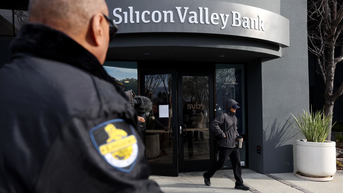 SANTA CLARA, CALIFORNIA - MARCH 13: A security guard watches a customer leave a Silicon Valley Bank office on March 13, 2023 in Santa Clara, California. Days after Silicon Valley Bank collapsed, customers are lining up to try and retrieve their funds from the failed bank. The Silicon Valley Bank failure is the second largest in U.S. history. (Photo by Justin Sullivan/Getty Images)