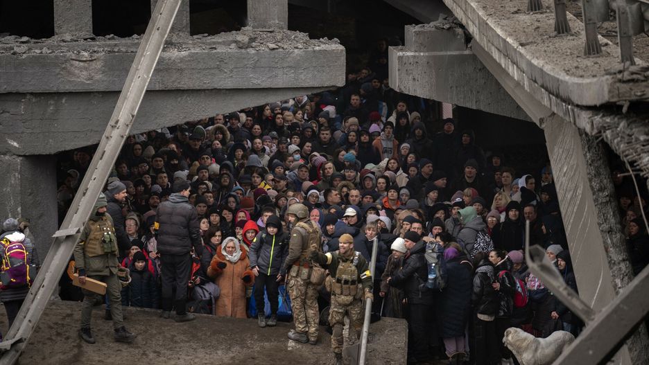 Wojna w Ukrainie - sytuacja ludno?ci cywilnej
Ukrainians crowd under a destroyed bridge as they try to flee crossing the Irpin river in the outskirts of Kyiv, Ukraine, Saturday, March 5, 2022. (AP Photo/Emilio Morenatti)
AP
