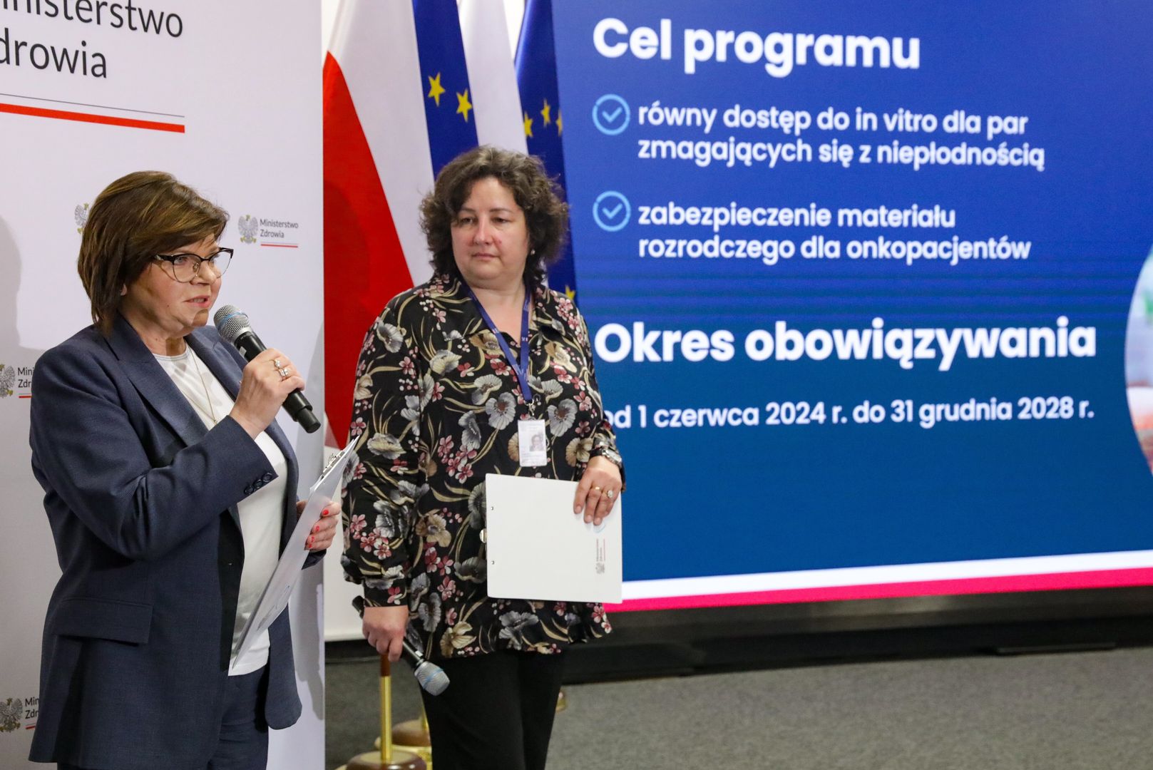 Warszawa, 10.04.2024. Minister zdrowia Izabela Leszczyna (L), przewodnicząca zespołu do spraw opracowania kryteriów programu polityki zdrowotnej leczenia niepłodności Dagmara Korbasińska (P) podczas briefingu prasowego w siedzibie Ministerstwa Zdrowia w Warszawie, 10 bm. Podczas konferencji przedstawiono założenia programu in vitro. (sko) PAP/Tomasz Gzell