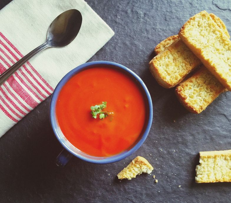 Zupa pomidorowa to danie, które jadł chyba każdy. Poznajcie prosty przepis na pomidorową. 