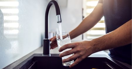 Pijesz wodę z kranu? Chemiczka mówi, kiedy może być niebezpieczna