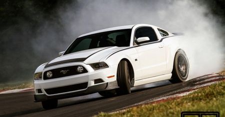 Ford Mustang RTR - specjalna wersja od "króla driftu" [wideo]