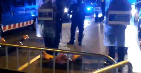 Katalończycy wyszli na ulice. Nie uwierzysz, czym rzucali w policję