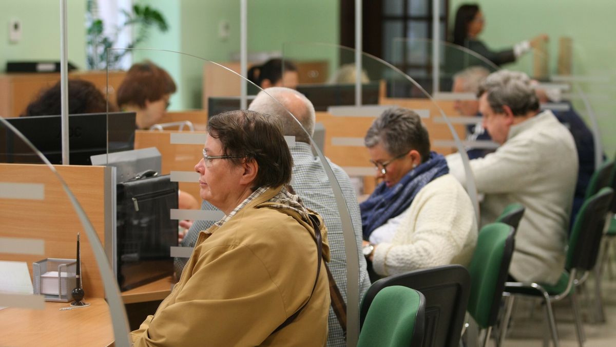 Kolejki do sk?adania wniosk�w o emerytur? w ZUS
05.09.2017 WROCLAW  ZUS ZAKLAD UBEZPIECZEN SPOLECZNYCH EMERYTURA EMERYCI WNIOSKI O EMERYTURE   GAZETA WROCLAWSKA  TOMASZ HOLOD / POLSKA PRESS
FOT. TOMASZ HO