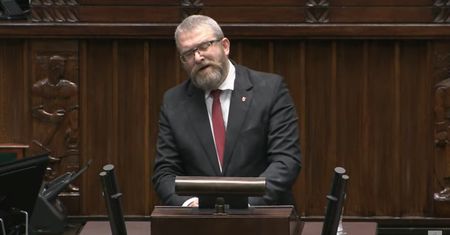 Skandaliczne zachowanie Grzegorza Brauna. Wszedł na mównicę