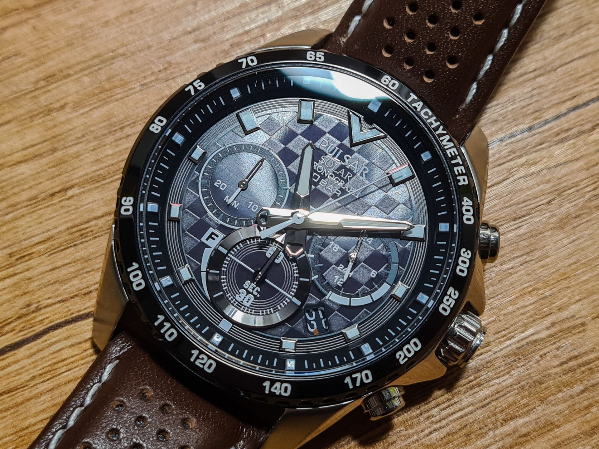 Pulsar Chronograph Solar PZ5109X1: Jak działa mechanizm solarny? 10