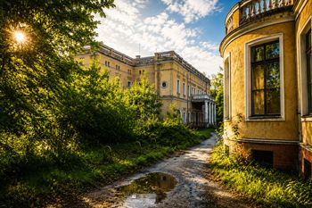 Pałac w Pietronkach stoi pusty od dekady. Zabytek niszczeje, bo nikt nie wie, czyj jest