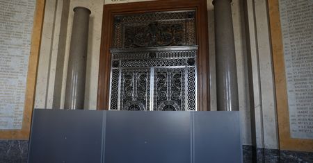 38-latka usłyszała zarzuty po kradzieży w Luwrze. "Jest zdruzgotana"