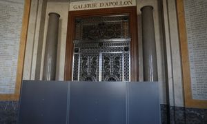 38-latka usłyszała zarzuty po kradzieży w Luwrze. "Jest zdruzgotana"