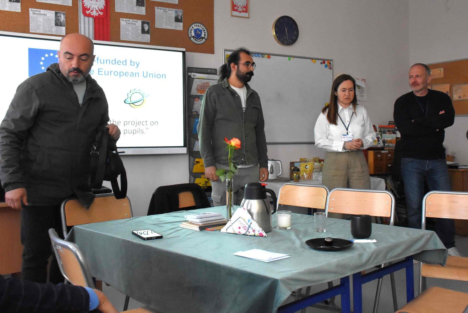 Szkoła Podstawowa w Pieraniu (gm. Dąbrowa Biskupia) realizuje program Erasmus+. W dniach od 4 do 10 maja gościła partnerów programu, grupę nauczycieli i uczniów ze szkoły Soner Kutlu Bilim ve Sanat Merkezi w tureckim Denizli. Była okazja doi wymiany doświadczeń i wzajemnego poznania kultury tureckiej oraz polskiej (kujawskiej) Turecka delegacja w Szkole Podstawowej w Pieraniu Autor: Dominik Fijałkowski