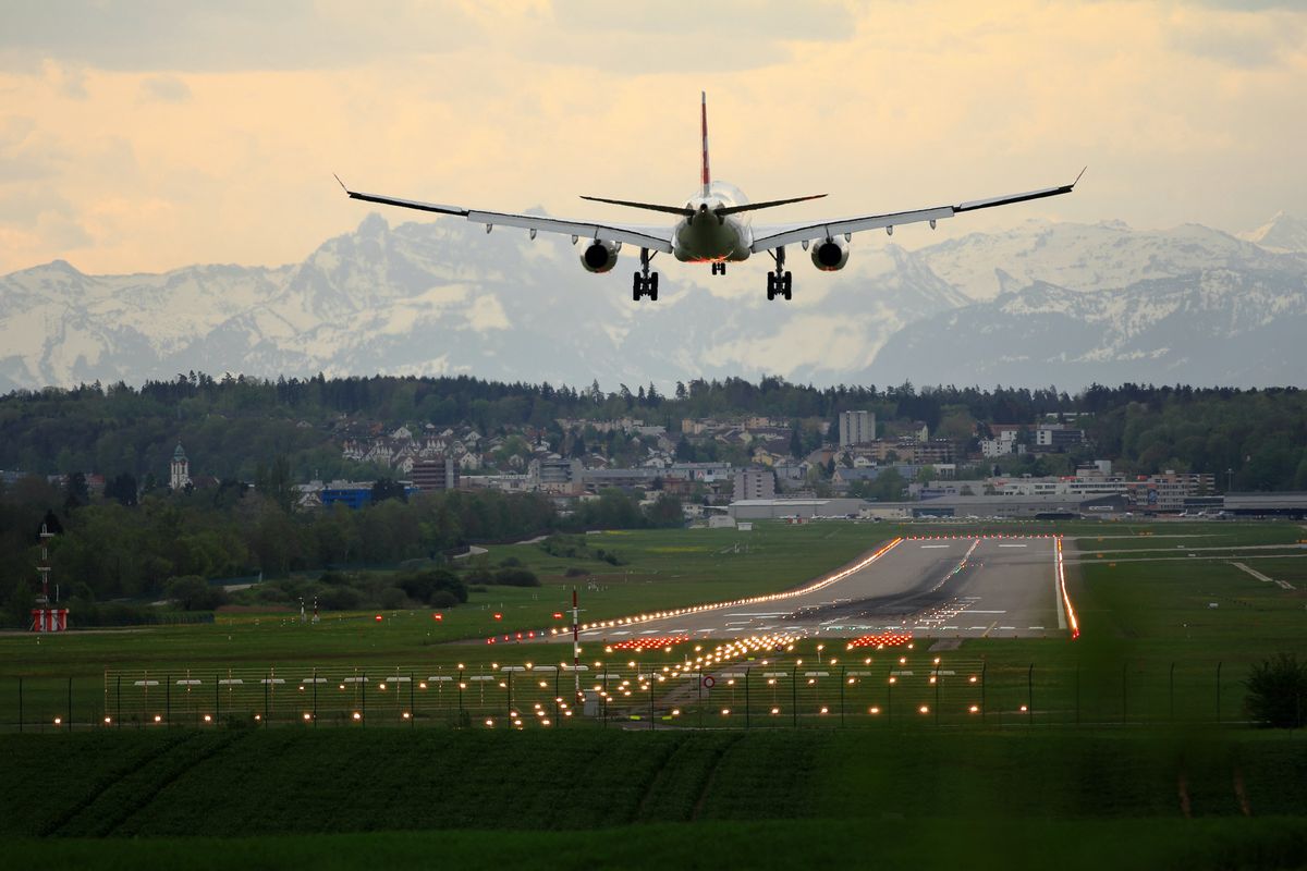 Wybór środka transportu nie jest obojętny dla środowiska. Samolot należy do tych, które emitują najwięcej CO2 na osobę.