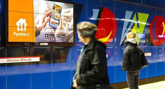 Będzie mniej reklam w metrze. Wiceprezydent Warszawy zapowiada zmiany