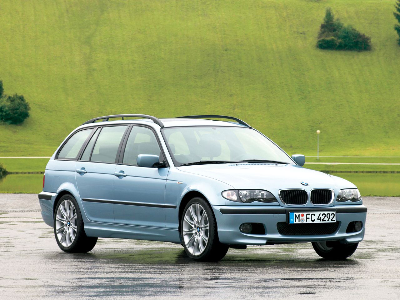 BMW 320d - dawniej bardzo poszukiwany samochód używany, dziś coraz mniej. Jednak ładne egzemplarze i tak sprzedają się na pniu.