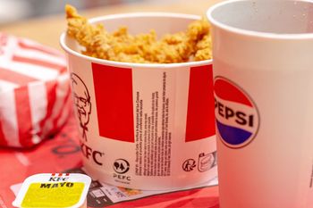 Nie wszędzie napijesz się Pepsi w KFC. Po 40 latach sieć restauracji stawia na rywala koncernu
