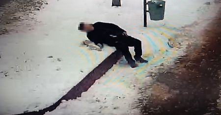 Kamera zauważyła, patrol zdążył na czas. 80-latek zasłabł na ulicy w Wyszkowie