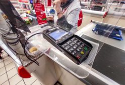 Polacy przekonali się do płatności bezgotówkowych. W tych sklepach najbardziej