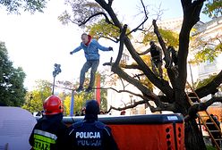 Gorąco na miesięcznicy smoleńskiej. Policjanci ściągali aktywistę z drzewa