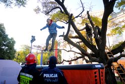 Gorąco na miesięcznicy smoleńskiej. Policjanci ściągali aktywistę z drzewa