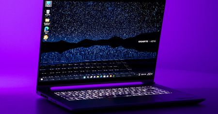 Zgrabny i powabny, ale przy tym wyjątkowo szybki – recenzja Gigabyte AERO 16 OLED z certyfikatem NVIDIA Studio