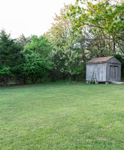 Zmusili dziewczynkę do mieszkania w szopie. Błagała sąsiadów o jedzenie