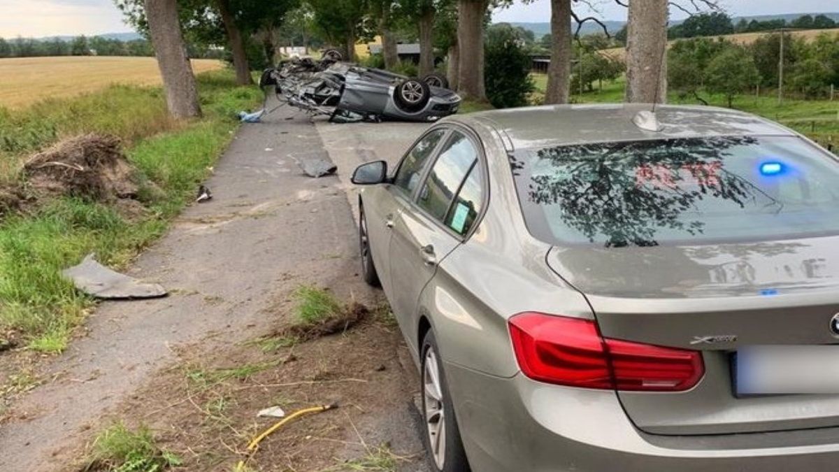 Kierowca Audi zignorował funkcjonariuszy policji i zaczął uciekać. Popełnił fatalny w skutkach błąd 