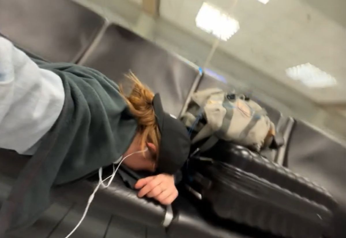 Pokazała, jak spać na lotniskach 