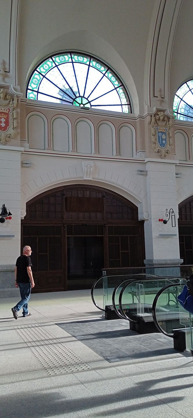 W zależności od świtała, kolorowe szkła mienią się różnymi barwami