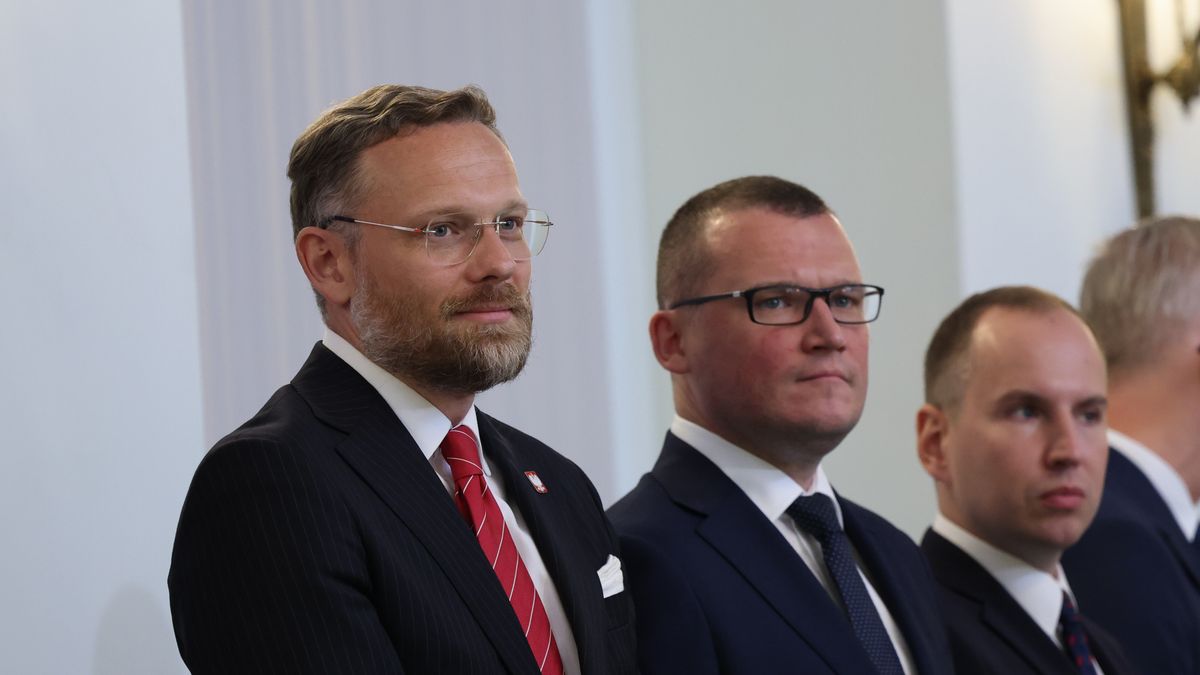 Warszawa, 18.08.2025. Od lewej: szef Kancelarii Prezydenta RP Zbigniew Bogucki, szef gabinetu prezydenta RP Paweł Szefernaker i zastępca szefa KPRP Adam Andruszkiewicz podczas uroczystości powołania doradców prezydenta RP, 18 bm. w Pałacu Prezydenckim w Warszawie. (mr) PAP/Albert Zawada