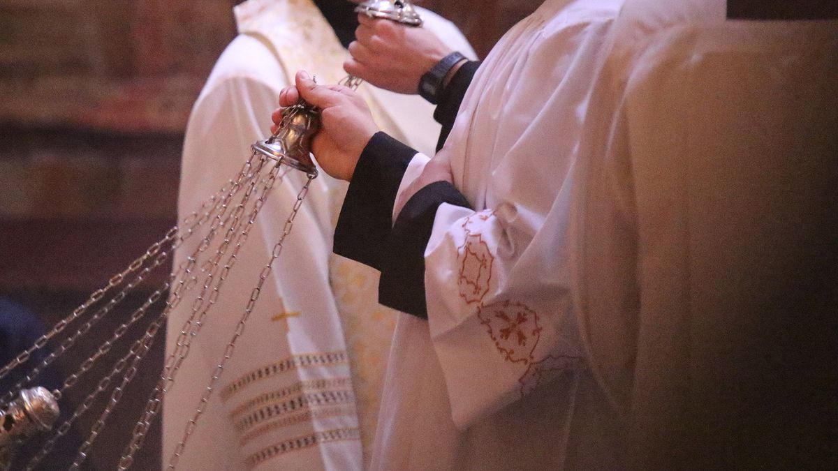 ksiadz proboszcz policja pobicie msza sw