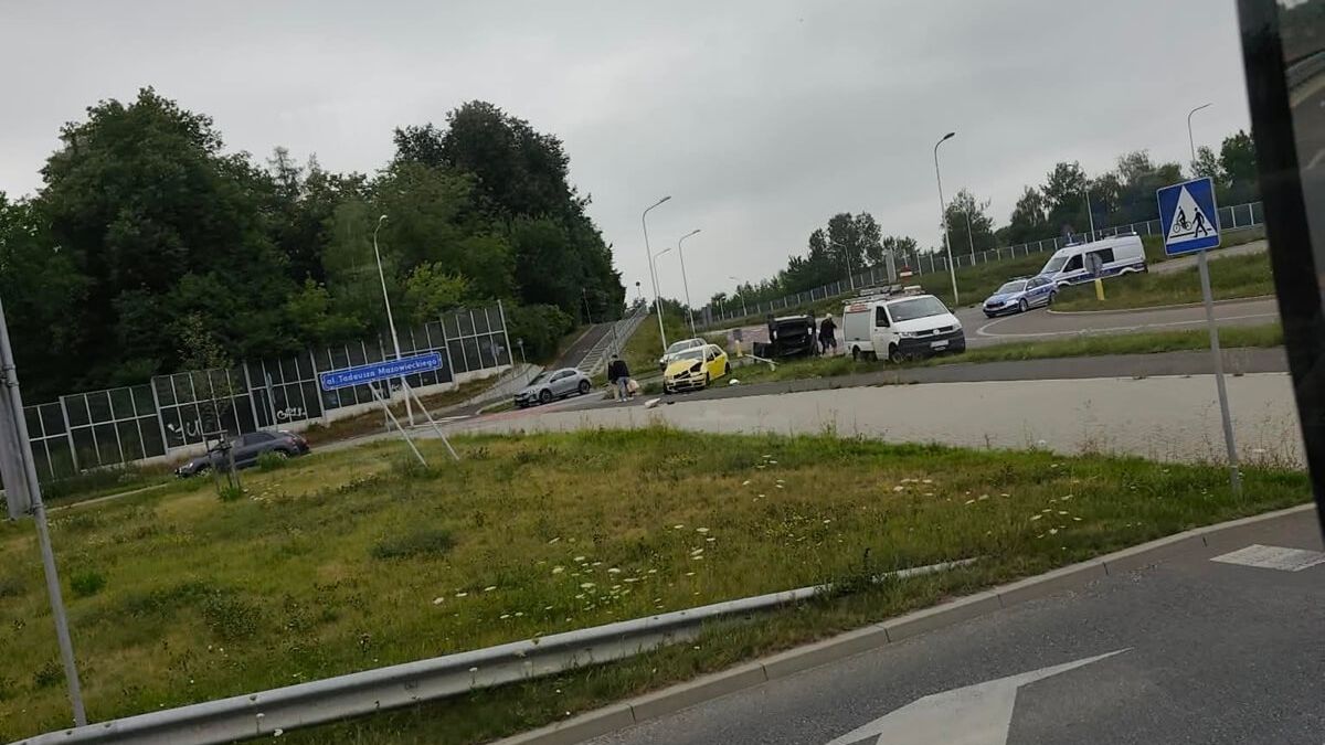 Dachowanie dacii po zderzeniu ze skodą na rondzie 100-lecia KUL