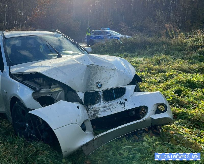 Skasował BMW na drzewie. Miał 2,7 promila