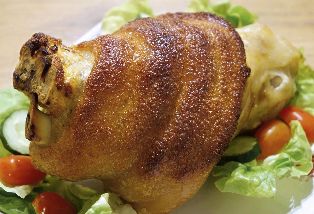 Jak zrobić golonkę? Z tego przepisu wychodzi obłędnie smaczna