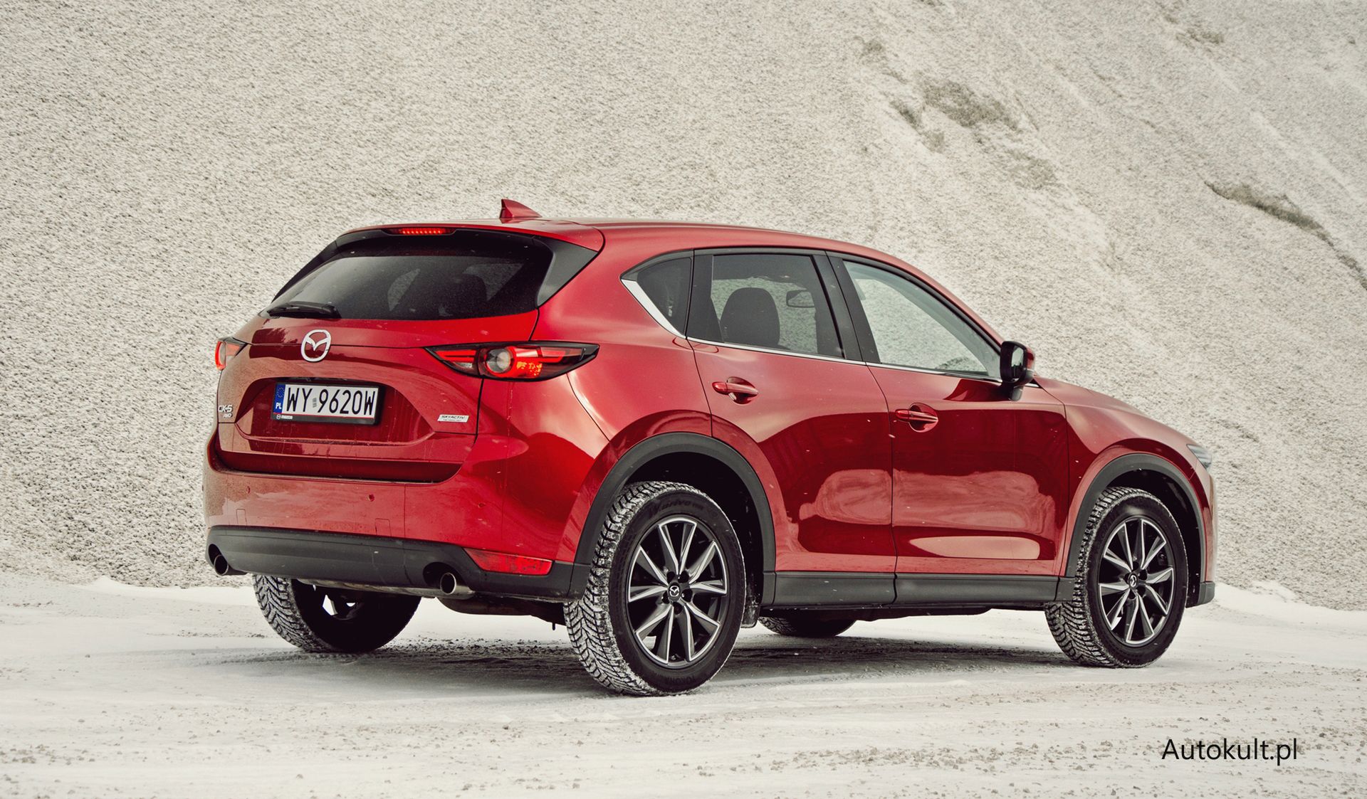 Mazda CX-5 z każdej strony wygląda znakomicie. Zwłaszcza w tym lakierze, który kosztuje 4500 zł.