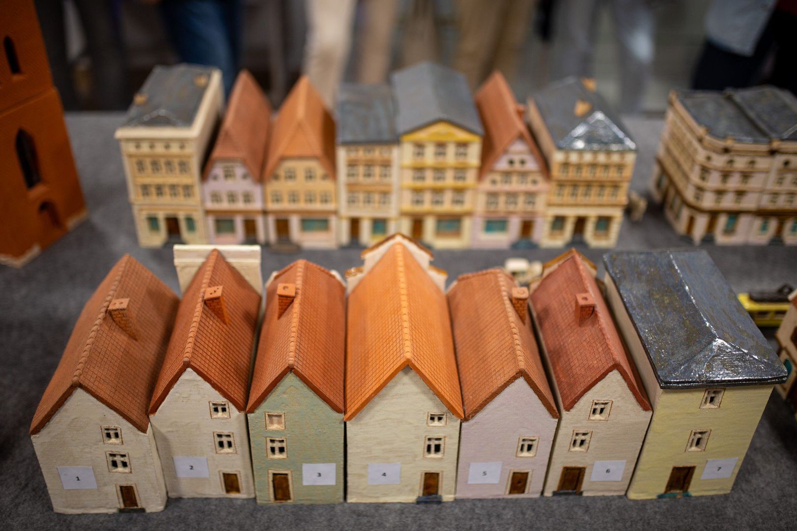 Bajkowa podróż w przeszłość Nowobramskiej – niezwykła wystawa ceramiczna otwarta w Słupsku.