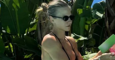 Anna Lewandowska wygrzewa się nad tureckim basenem, prezentując umięśnione ciało w bikini