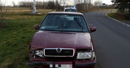 Gryfów Śląski. Zasnął za kierownicą pod wpływem narkotyków. Wcześniej uderzył w drzewo