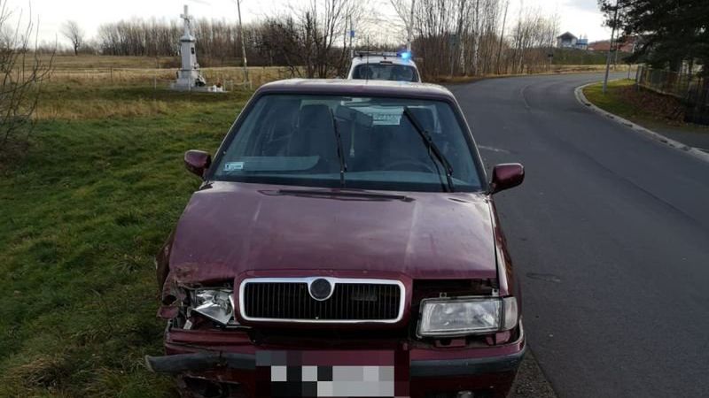 Gryfów Śląski. Zasnął za kierownicą pod wpływem narkotyków. Wcześniej uderzył w drzewo