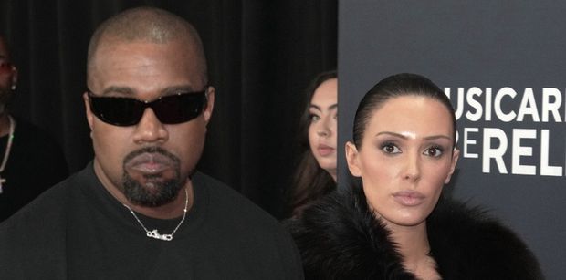 Kanye West prowadził transmisję na żywo. PRAWIE NAGA Bianca Censori wparowała przed kamerę...
