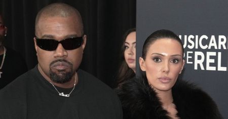 Kanye West prowadził transmisję na żywo. PRAWIE NAGA Bianca Censori wparowała przed kamerę...