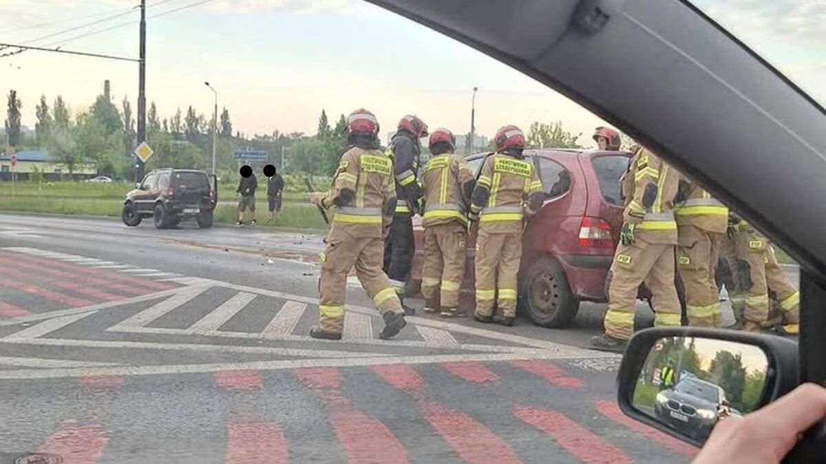 Zderzenie dwóch aut na skrzyżowaniu Diamentowa x Wrotkowska