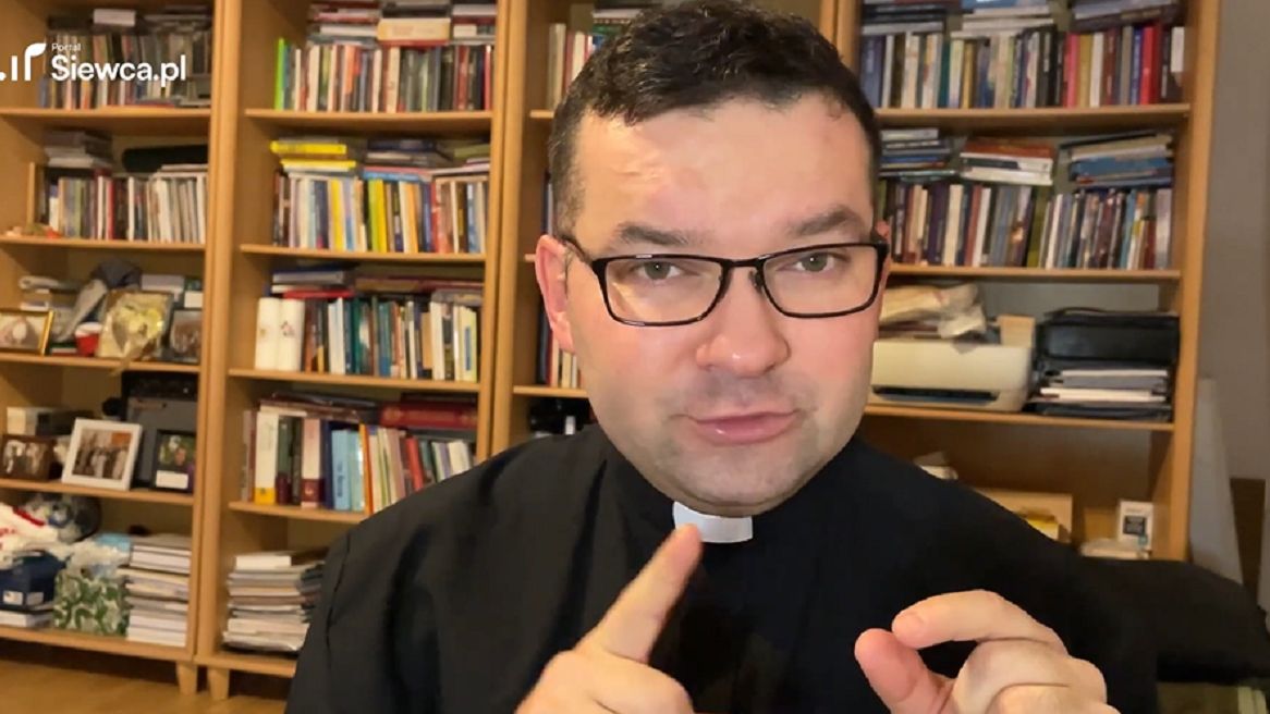 Czapka na głowie podczas mszy? Stanowcza reakcja księdza z TikToka.