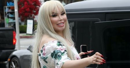 Narzekająca na wilczy apetyt Jessica Alves przechadza się po Beverly Hills w romantycznej sukience (ZDJĘCIA)