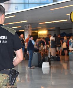 Tak zwrócił się do żony na lotnisku. Nie spodziewał się konsekwencji