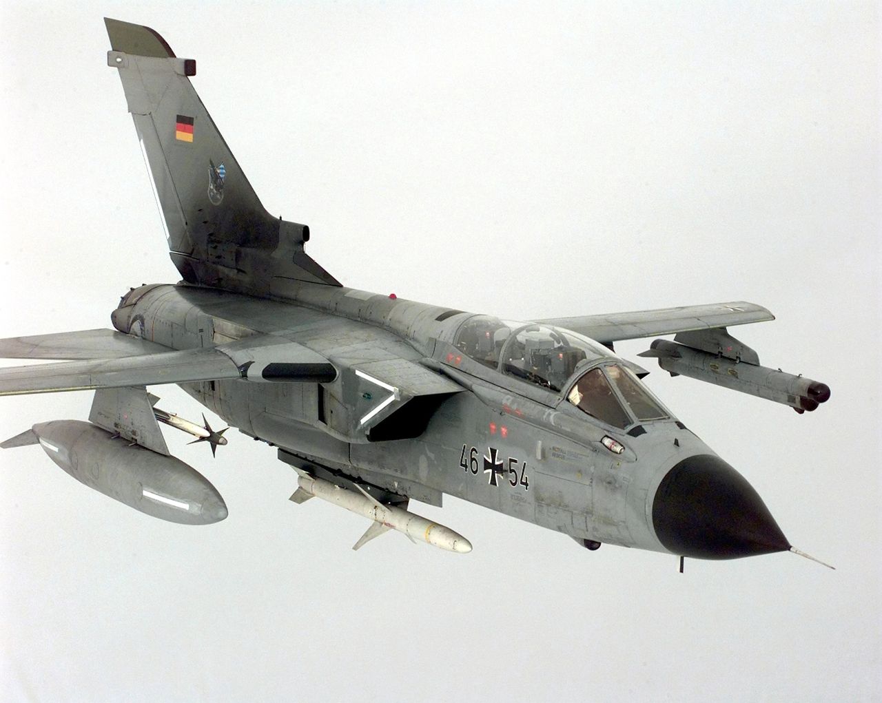德国颜色的 Panavia Tornado ECR 飞机。 飞机携带在机身下方可见的HARM反辐射导弹