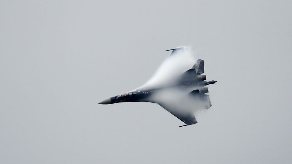 arch8TOPSHOTS A Russian Sukhoi SU 35 performs at Le Bourget airport, near Paris, on June 22, 2013 during the 50th International Paris Air show.  AFP PHOTO / ERIC FEFERBERGERIC FEFERBERG