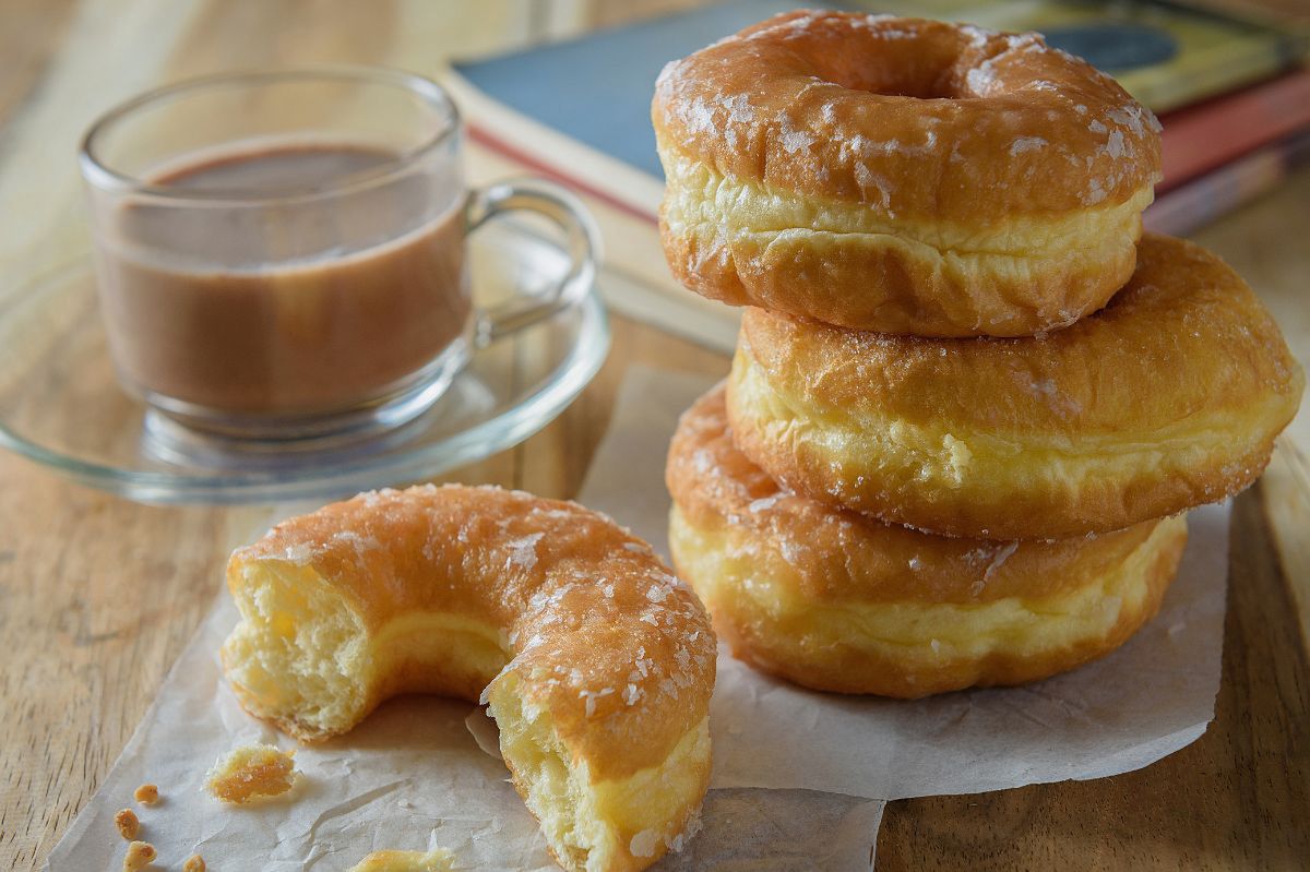 Kawa i pączki? Eksperci wyjaśniają, dlaczego smakują tak dobrze