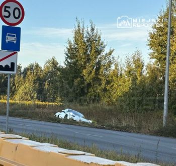 Warszawa: Kierujący sportowym Porsche 718 Cayman wjechał do rowu na Ursynowie. Kierowca ukarany wysokim mandatem