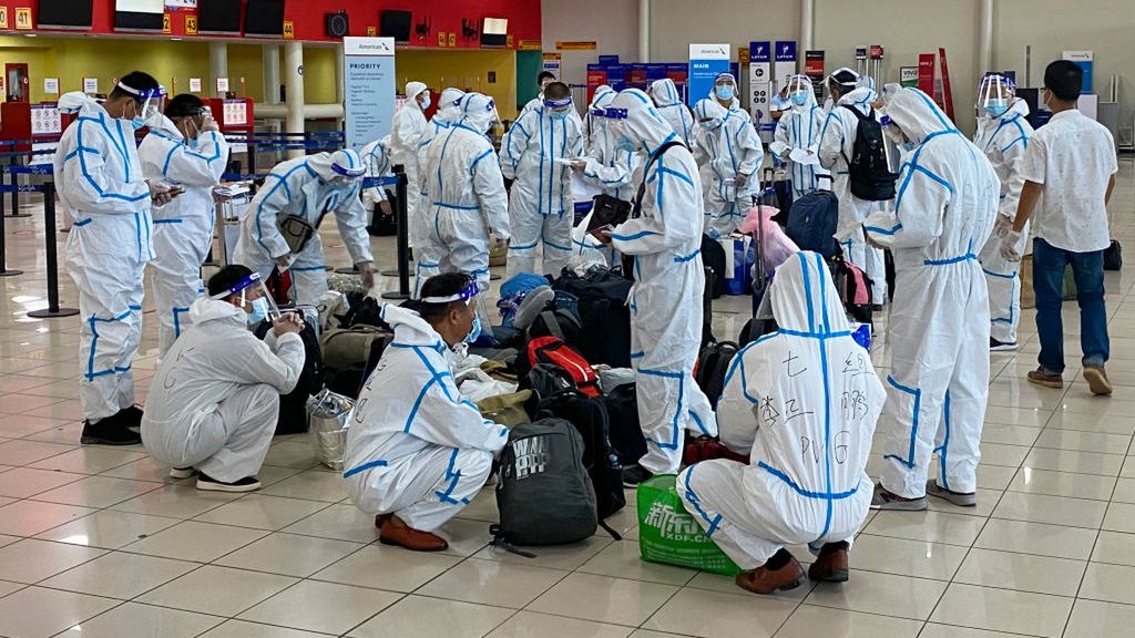 Turyści z Chin podróżują w kombinezonach medycznych - zdjęcie ilustracyjne
