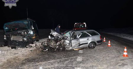 Kolonia Guzówka: Czołowe zderzenie dwóch aut. Dwie osoby w szpitalu