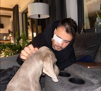 Rezigiusz miał wypadek z psem. Jego oko mocno ucierpiało